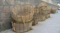 Hasta dos metros de di�metro y 80 cent�metros de alto pueden medir nasas �fanequeiras� como estas, fotografiadas en el puerto de Fisterra en el 2005