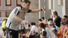 David Rial se dirige a sus jugadores durante la visita al Xove FS en pretemporada.