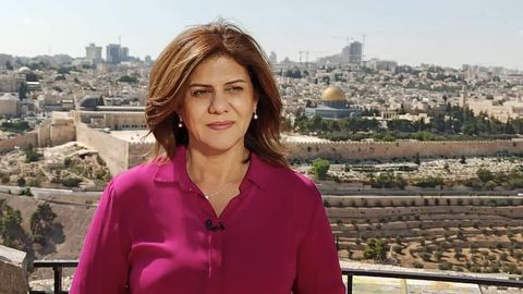 La periodista de la cadena Al Yazira Shir�n abu Akl� muri� de un disparo en la cabeza en la localidad cisjordana de Yen�n.