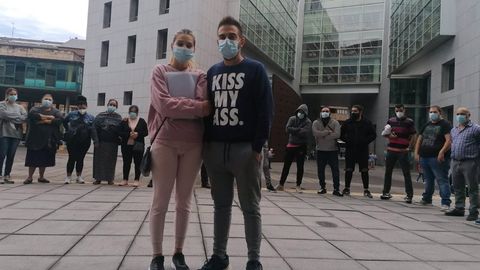 Los padres del menor en primer término, en las inmediaciones del Juzgado