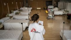 Una t�cnico de M�dicos Sin Fronteras supervisa una unidad temporal de hospitalizaci�n