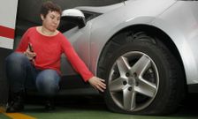 El coche apareci� ayer con dos ruedas deshinchadas, aunque las cuatro estaban pinchadas. 