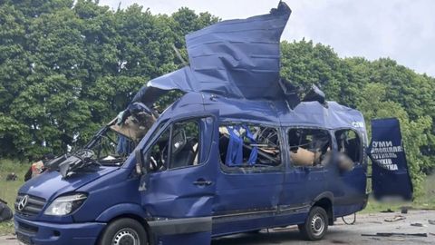 Autobs atacado por los rusos en Sumi, al noreste de Ucrania, donde fallecieron, al menos, nueve personas.