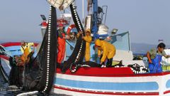 Un barco gallego pescando sardina en las Ras Baixas (foto de archivo)