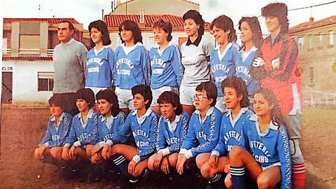 Esther Llamazares, candidata del PP a la alcald�a de Avil�s, de peque�a en el equipo de f�tbol