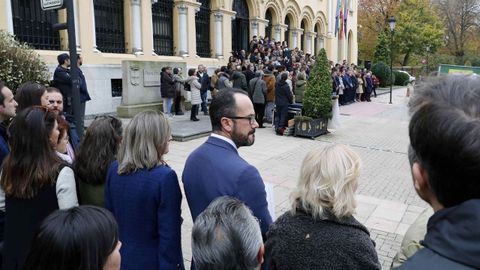  Los grupos parlamentarios de PSOE, PP, Ciudadanos, Podemos, IU y Foro han mostrado este mi�rcoles su  compromiso  con la erradicaci�n de la violencia machista a trav�s de una declaraci�n que no ha podido ser le�da en la c�mara ante el rechazo de Vox. Mientras se proced�a a la lectura del documento en la escalinata de la sede de Presidencia, en un acto que ha congregado a decenas de representantes p�blicos, los dos diputados de Vox han permanecido, junto a otros miembros de la formaci�n, en unos de los laterales del edificio institucional, en la imagen, en primer plano. 