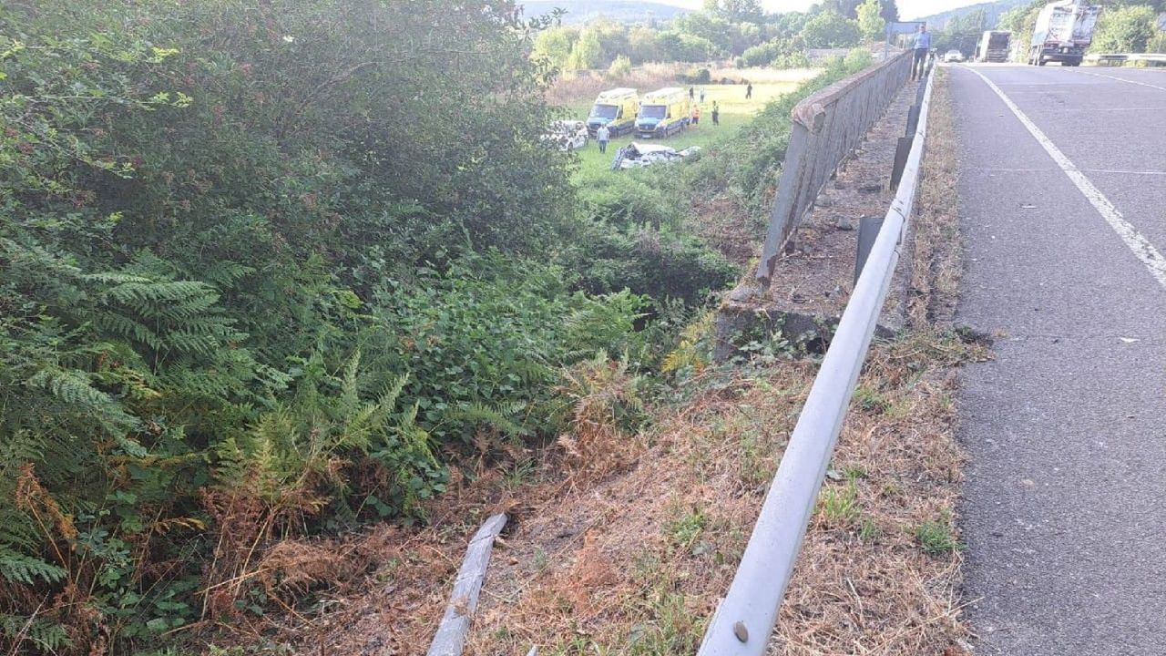 Una mujer herida grave al salirse de la vía su coche y caer por un ...