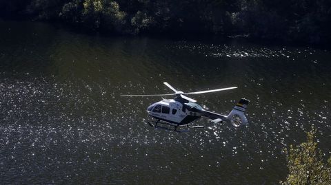 Un helic�ptero de la Guardia Civil particip� en los primeros d�as de b�squeda del desaparecido en el embalse de Os Peares