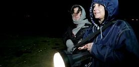 Dos mariscadoras realizan una guardia nocturna contra los furtivos en uno de los bancos marisqueros de Vilaxo�n.