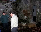 Guardia Civil y sacerdote inspeccionaron el recinto religioso.