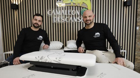 Jose (izquierda) y Marco Laba�n con el dispositivo, en primer t�rmino, que han inventado para regular la altura de las almohadas.