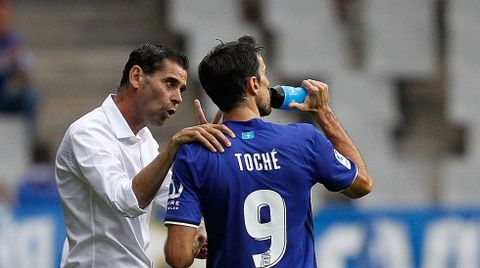 Hierro dialoga con Toch� durante un partido