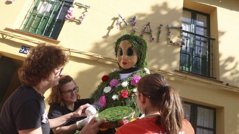 Así se hacen los Maios, ante una de las casas más devotas de estas fiestas en la calle Alegre.
