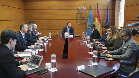 El presidente del Principado de Asturias, Adri�n Barb�n, preside este viernes la reuni�n del Consejo de Gobierno en Oviedo