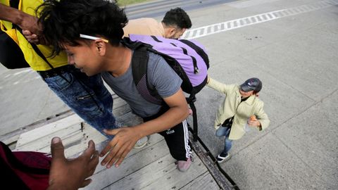 Un millar de migrantes integran la caravana que el lunes parti� de Honduras