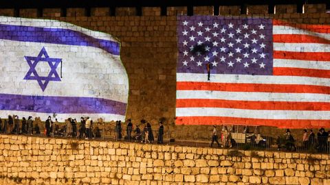 Las banderas de Estados Unidos y de Israel, proyectadas sobre las paredes de Jerusaln en celebracin por el acuerdo