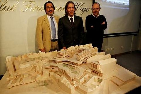 Jos� Crespo y Michel Salgado (socios de Karpin) con el ambicioso proyecto y su autor, Alfonso Penela.