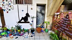 En un patio interior de su edificio, Marin ha creado un mural en homenaje a su hija. Hay de todo, plantas, piedras y muchos  smbolos, como las mariposas: Las tena en la colcha y de alguna forma simbolizan la transformacin de un ser en otra cosa