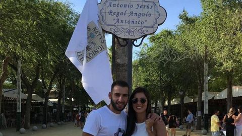 Antoñito posa junto a su pareja en la calle que lleva su nombre