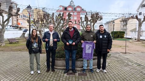 De izquierda a derecha, Rosal�a Rodr�guez-Gigirey, presidenta del CA R�a de Foz; Jos� Carlos Paleo, del CCA de Foz; el alcalde Francisco Cajoto; el edil �ngel Fern�ndez; y Manuel Eiras, tambi�n del club organizador.