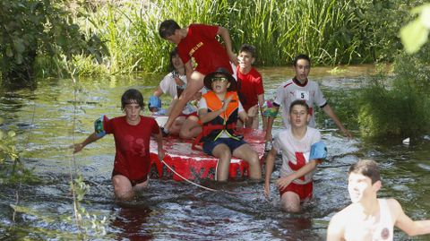 El tiempo acompa a los participantes y asistentes del XVIII descenso por el ro Anllns que cada ao se celebra por San Xon