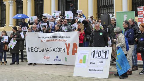 Los sindicatos OTECAS, USO Y FSIE, con implantaci�n en el sector de la ense�anza concertada, convocaron este viernes una concentraci�n ante la sede de la Presidencia del Gobierno en demanda de la equiparaci�n retributiva con los docentes de la p�blica.