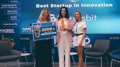 En el centro, Maruxa Quiroga, CEO de Sensesbit