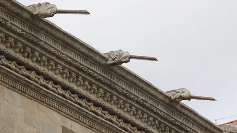 Patrimonio pide que se acorte ya la lanza de la &uacute;nica g&aacute;rgola antropomorfa, a la derecha