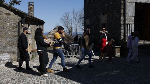 Animaci�n en O Cebreiro, con peregrinos y visitantes en la Semana Santa