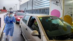 Miembros del personal sanitario trabajan en la estaci�n pedi�trica instalada en el exterior del Hospital Universitario Central de Asturias (HUCA), este lunes en Oviedo