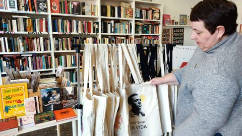 Algunas de las bolsas de tela con gui�os literarios que vende Yolanda en su librer�a.