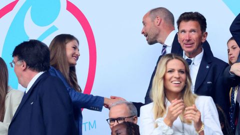 La princesa Leonor saluda al prncipe Guillermo