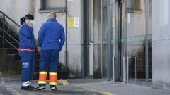 Dos t�cnicos en emergencias sanitarias (TES), en la entrada del servicio de urgencias del Hospital Montecelo, en Pontevedra