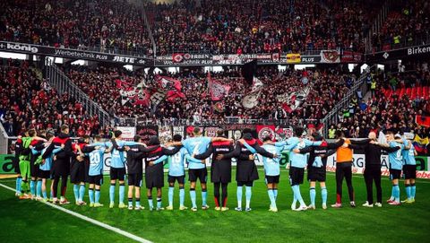 Borja Iglesias y sus compa�eros, tras ganar en Friburgo en marzo del 2024.