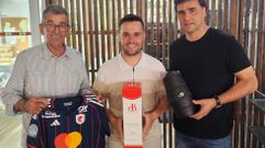 Jonat�n Gir�ldez, en el centro, este mi�rcoles con el alcalde de Sober, Luis Fern�ndez Guiti�n, y el alfarero El�as Gonz�lez