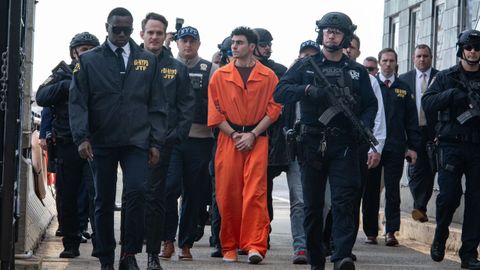 Luigi Mangione, durante su traslado a Nueva York