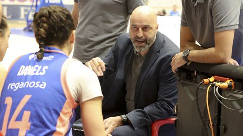 Lino Lpez dando indicaciones a Lay durante el partido. 