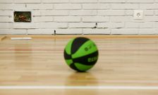 Enchufes sin proteger y cajas el�ctricas abiertas, al alcance de cualquier ni�o, en el pabell�n. 