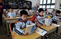 <span lang= es-es >Un aprendizaje dif�cil</span>. De la dureza de la ense�anza en China es ejemplo el proyecto piloto llevado a cabo en Wuhan, en la provincia de Hubei, donde se han instalado unas barras para evitar que los alumnos se echen encima de las mesas al escribir. El objetivo es reducir el riesgo de miop�a en los ni�os.