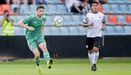 Omar Ramos lanzando el bal�n durante el amistoso ante el Salamanca