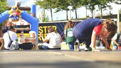 Ni�os y familias participan en una actividad l�dica conjunta organizada por Asanog