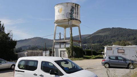El depósito de agua de la estación, situado a varios metros de altura y al que únicamente se accede por una escalerilla cuyo estado de abandono es evidente, también ha sido objeto del vandalismo