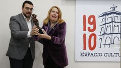 El presidente del Principado de Asturias, Adri�n Barb�n, y la artista Amparo Climent