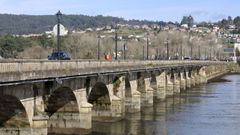 Imagen reciente de la ponte de Pedra, que comunica Pontedeume y Cabanas (al fondo)