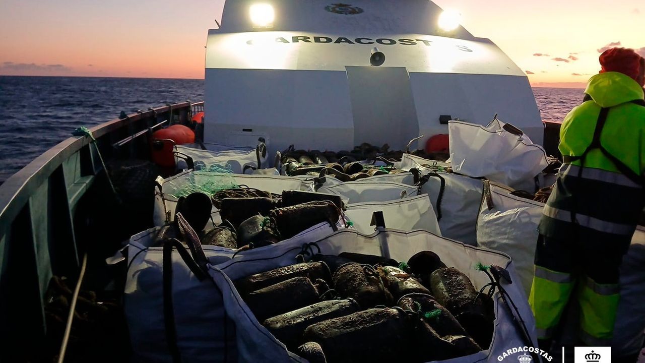 Gardacostas decomisa 720 cacharros en A Guarda y devuelve al mar 117 kilos de pulpo pequeño