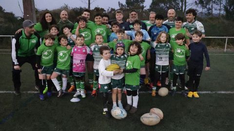 Los integrantes de los equipos de todas las categor&iacute;as del CD Zalaeta Rugby Arteixo, posando en el campo de Uxes.