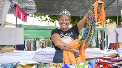Rita Vidal, vendiendo en el mercadillo de Portonovo este verano, uno de sus habituales junto con los de Cambados y Padrn. Su hermano Fran atiende el puesto cuando ella no puede. Es un bendito, dice.
