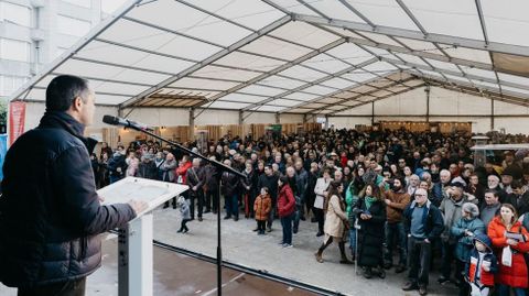P�blico en el recinto ferial antes de la lectura del preg�n de la feria