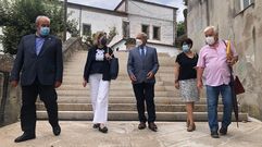 El alcalde (en el centro) con concejales del gobierno local y el director de la obra (a la derecha)