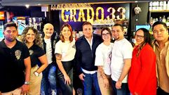 Este lunes se celebr� la segunda cita de los Lunes Latinos Reunidos en Grado 33. En la foto (de izquierda a derecha), due�os o miembros del equipo del local anfitri�n, del Guayaba, el bar Guayaba Shisha Lounge, el pub The Capital y de los restaurantes Food Grill y Amigo.